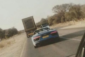 Dakloze Audi R8 Spyder duikt op in Namibie
